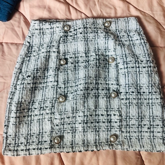 Chic Tweed Skirt with Pearl Accents - Picture 4 of 4
